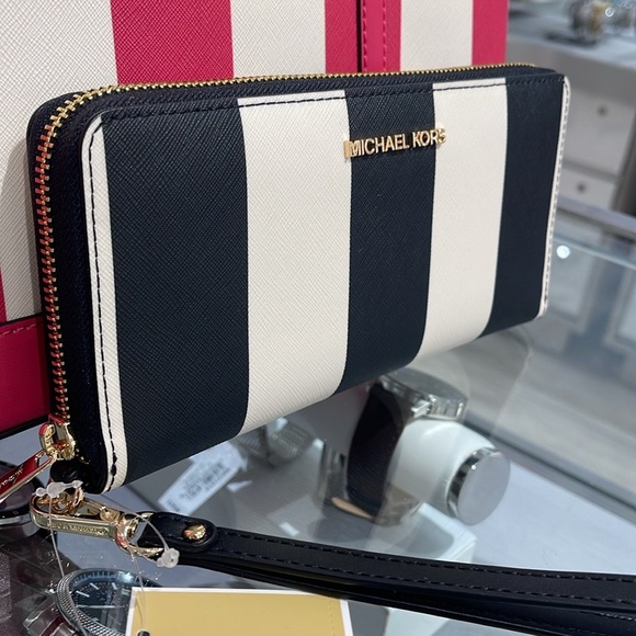 MICHAEL KORS JST 
Leather Continental Wristlet Phone Case Wallet
Black Multi
NWT - Picture 6 of 16